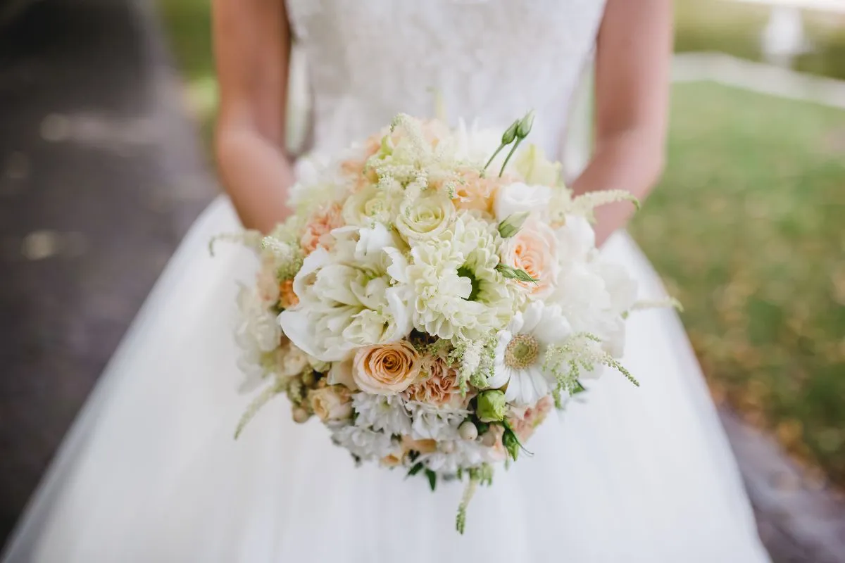 What makes a flower arrangement luxurious