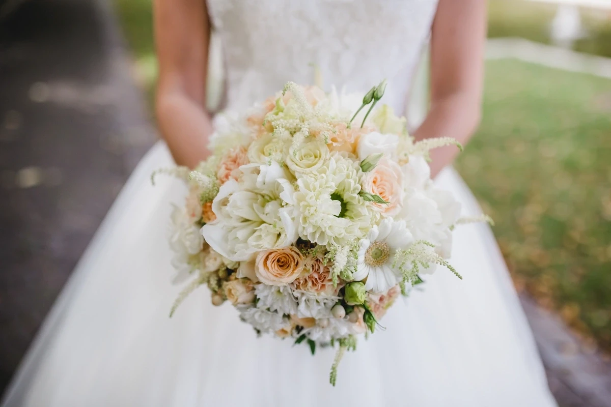 which wedding flowers are available in August