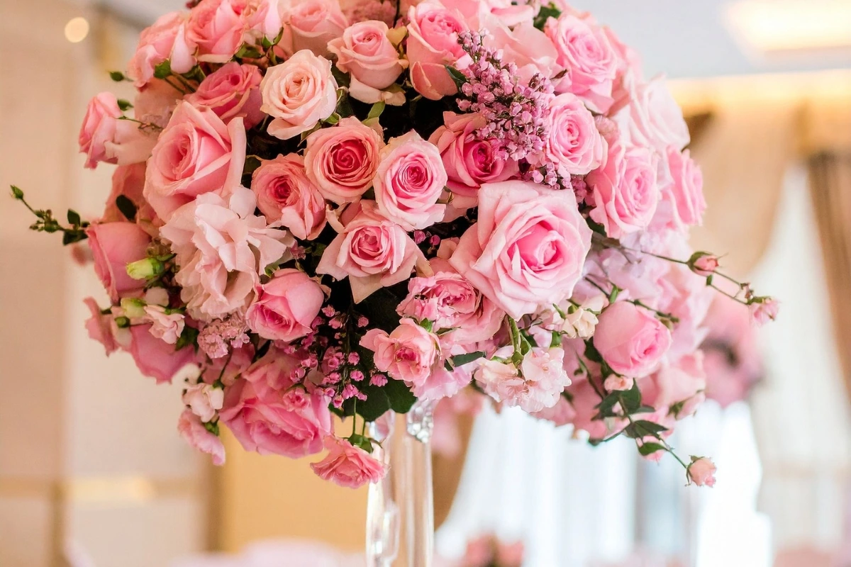 Difference Between Bud Vases vs Full Centerpieces